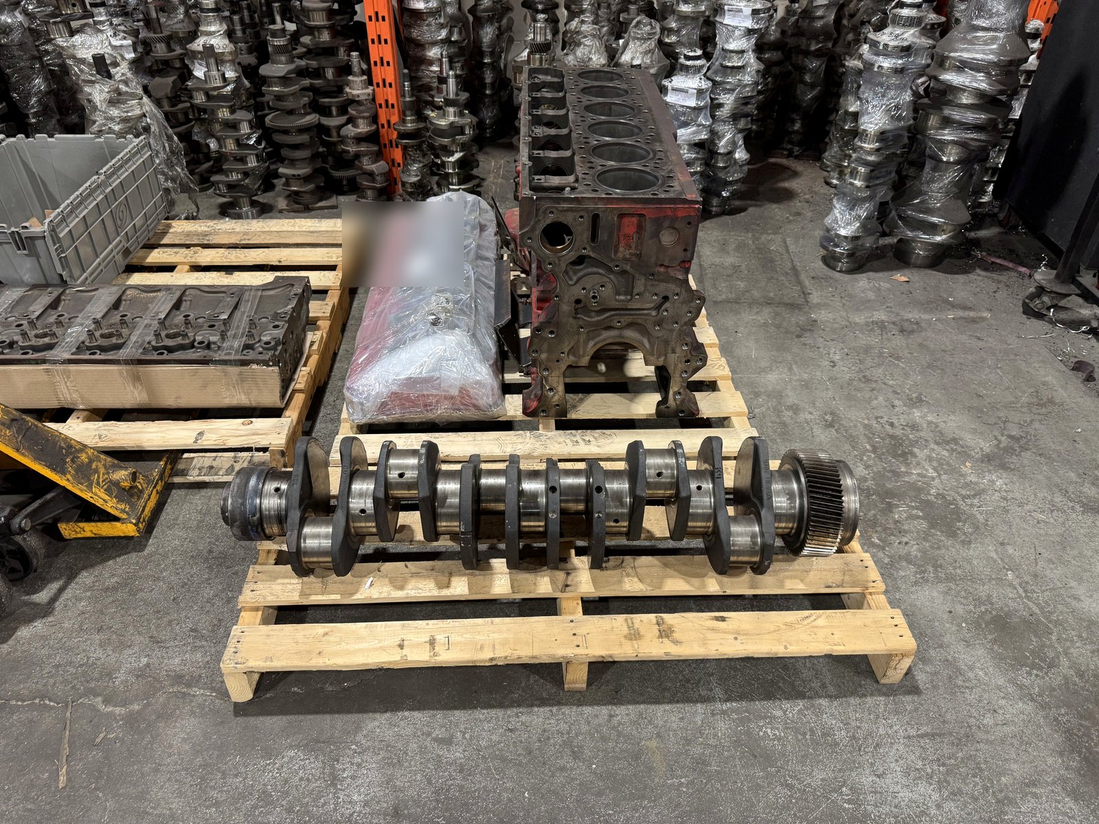 Bloc moteur et vilebrequin de grande dimension dans l'atelier.