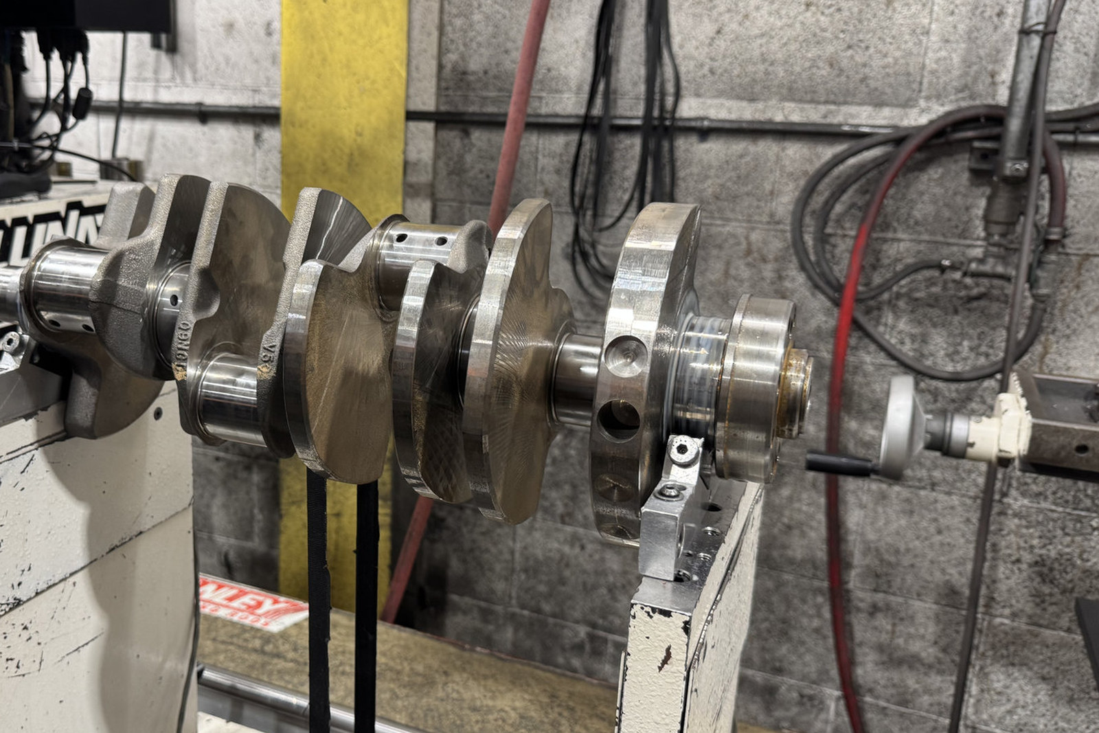 Vilebrequin monté sur un équipement de mesure dans l'atelier.
