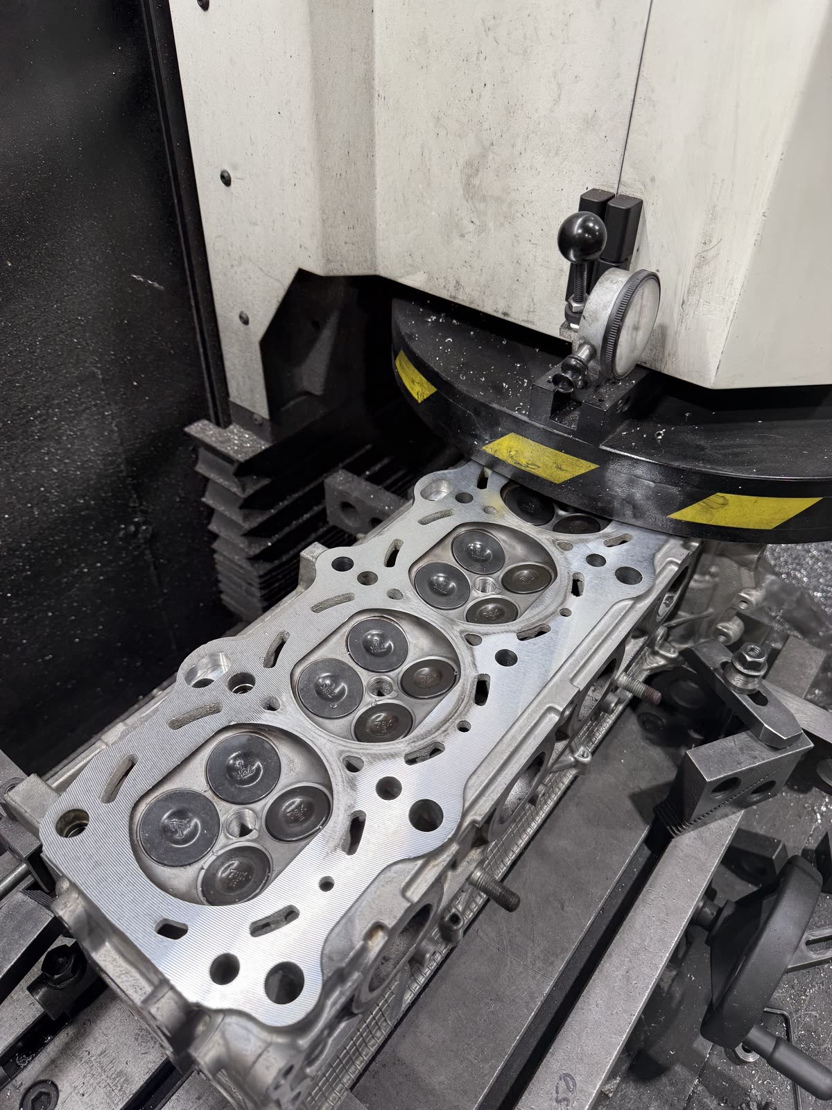 Tête moteur en cours de surfaçage à l'atelier Vilebrequin Universel