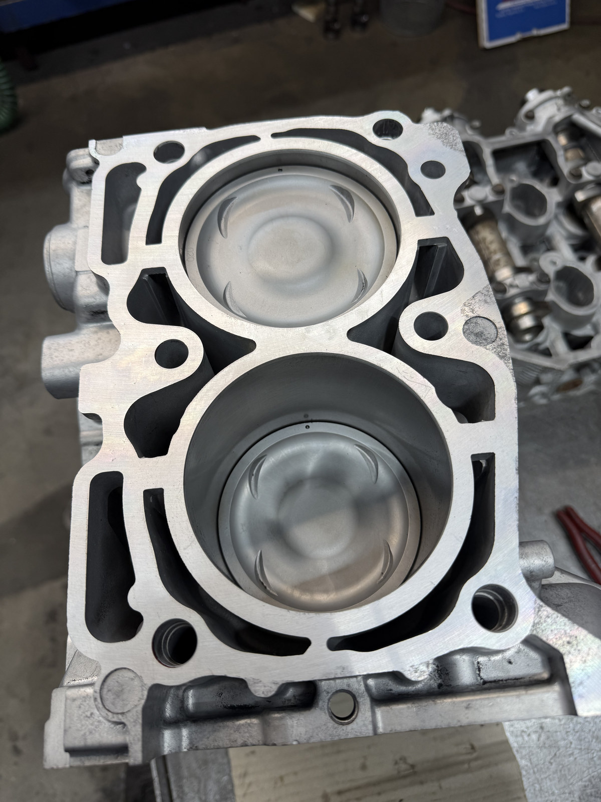 Bloc moteur avec deux cylindres et pistons visibles.