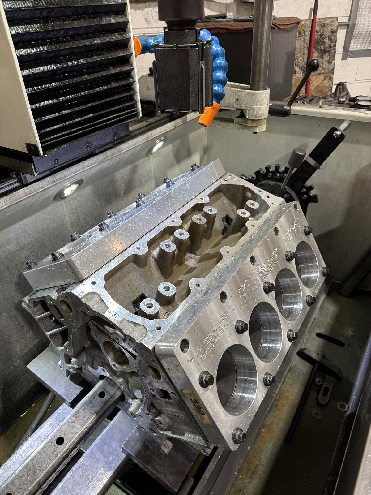 Bloc moteur installé sur un équipement d'usinage.