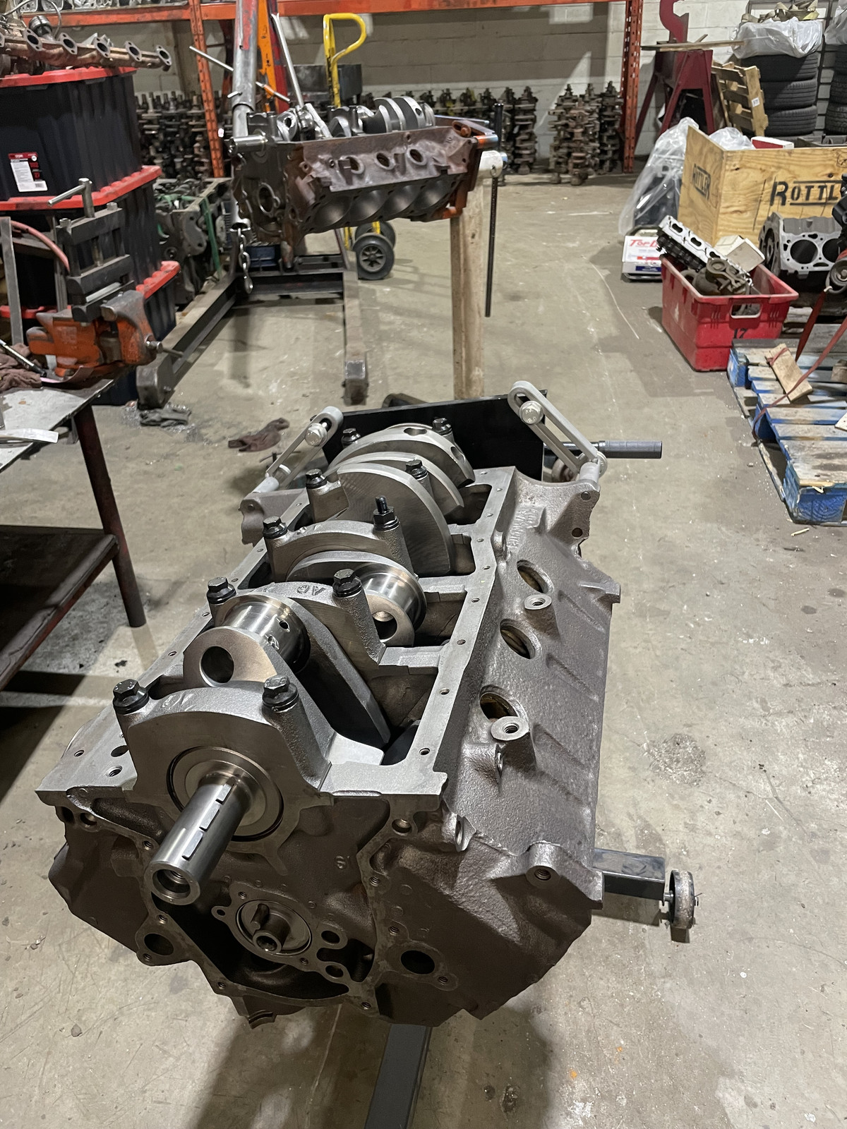 Assemblage d'un moteur avec vilebrequin et composantes internes.