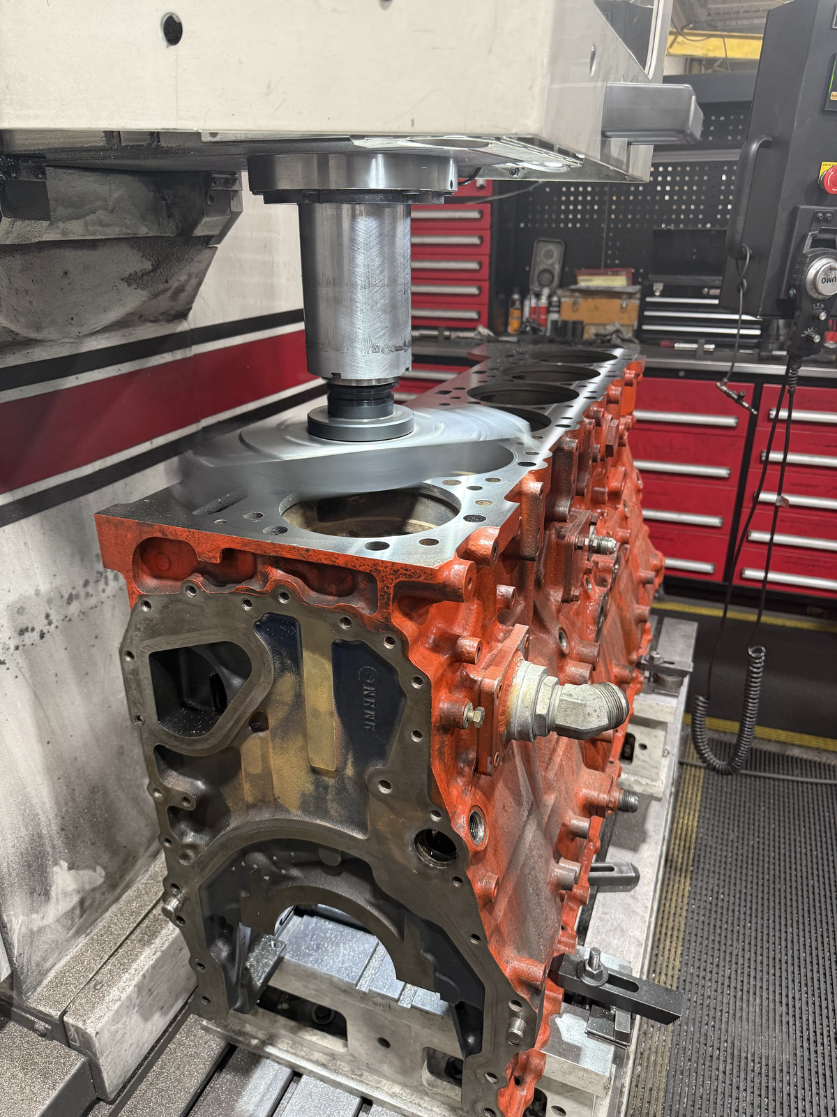 Bloc moteur de grande dimension installé sur un équipement d'usinage.