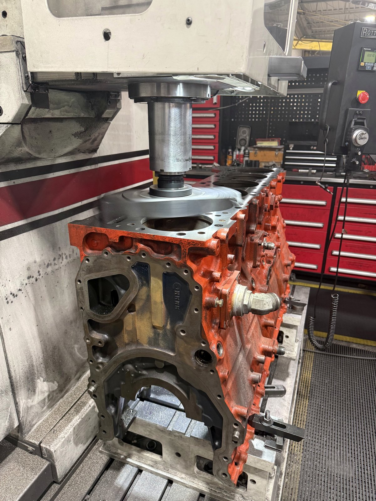 Usinage d'un bloc moteur dans l'atelier Vilebrequin Universel
