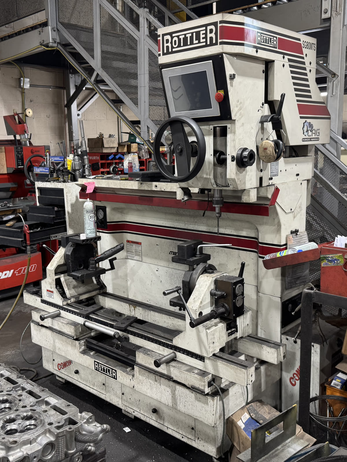 Machine Rottler SG80MTS pour sièges et guides de soupapes dans l'atelier