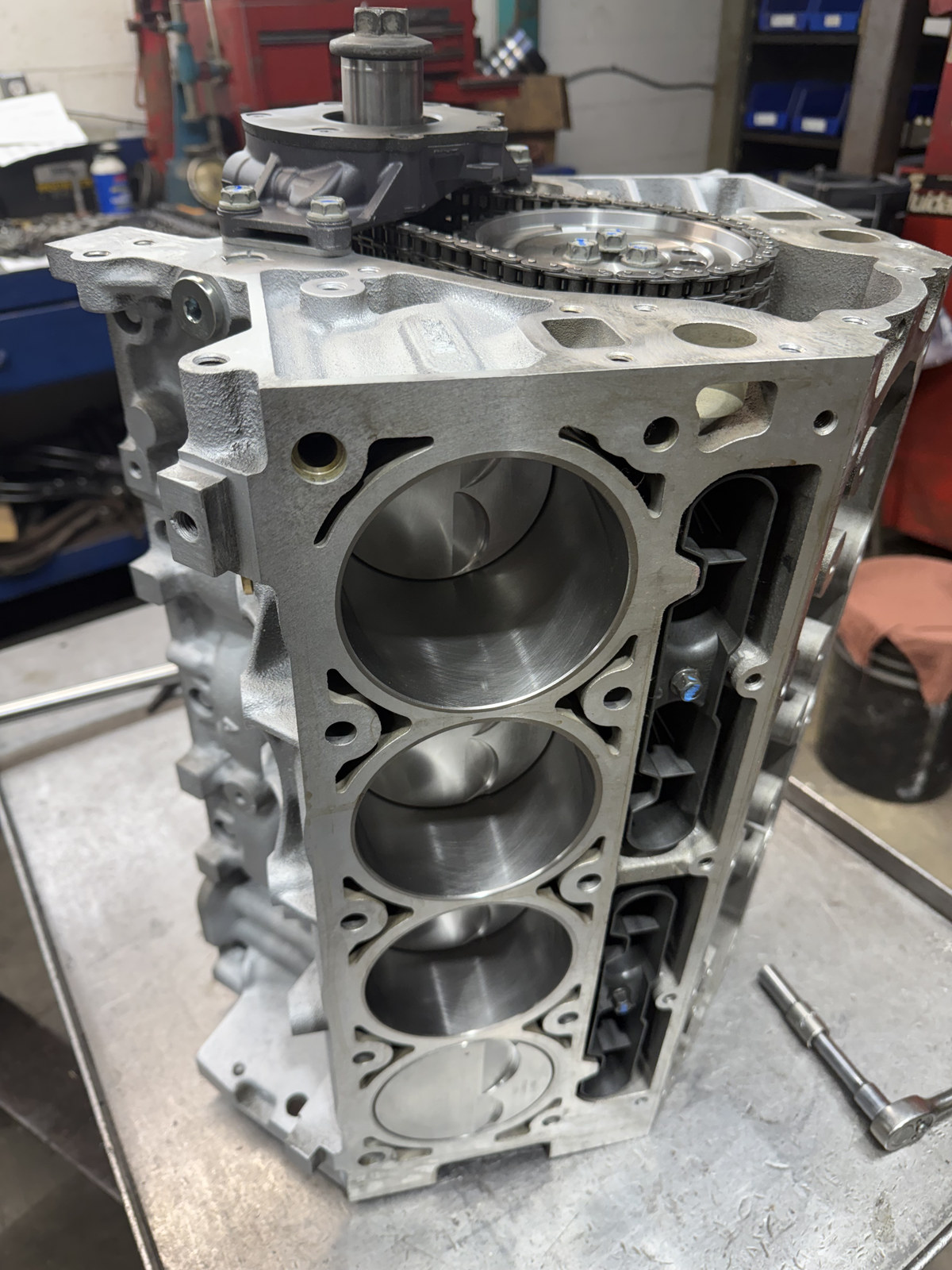Bloc moteur avec pistons installés dans l'atelier.